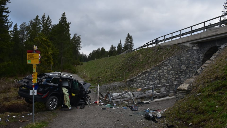 purtret da l'auto ch'è sa tschentà sin la senda da viandar. 