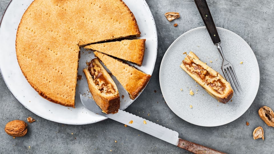 Rezept Bündner Nusstorte Rezept Bündner Nusstorte. Ein Rezept für eine Bündner Spezialität. Wir zeigen wie das Rezept zubereitet wird.