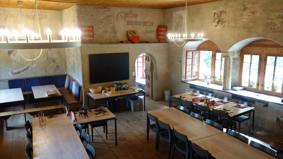 La sala da mangiar da l'albiert da giuventetgna en il chastè Ehrenfels.