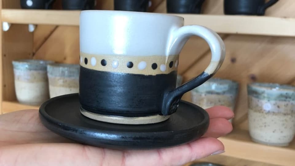 Kleine Espressotasse aus Ton.