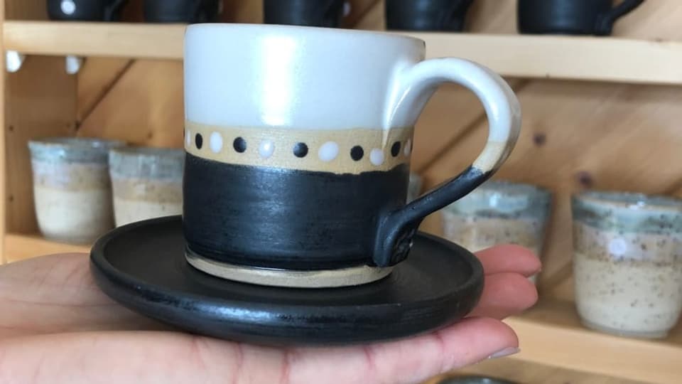 Cup d'espresso d'arschiglia clera Kleine Espressotasse aus Ton.