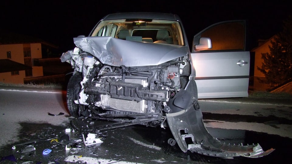 Vista sin in dals 2 autos ch'èn vegnids donnegiads dal tuttafatg.