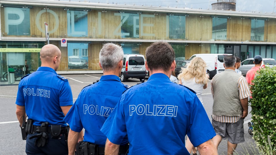 In um pli passà e dus giuvens vegnan accumpagnads da la staziun da Buchs al post da polizia. 