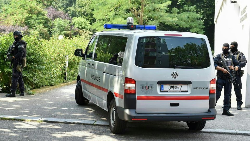 Policists avant il tribunal superiur da Linz.