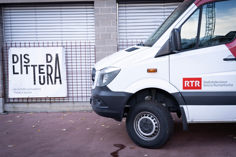 Der Aufnahmewagen von RTR vor der Sala Tircla in Domat während den Dis da litteratura.