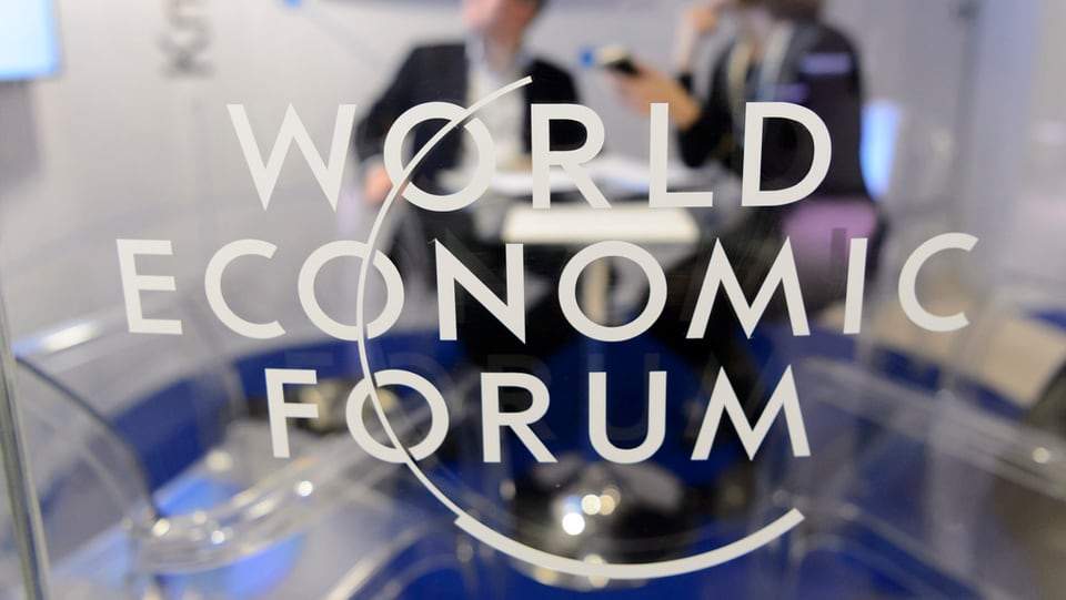 Ina porta da vaider cun si il logo dal WEF