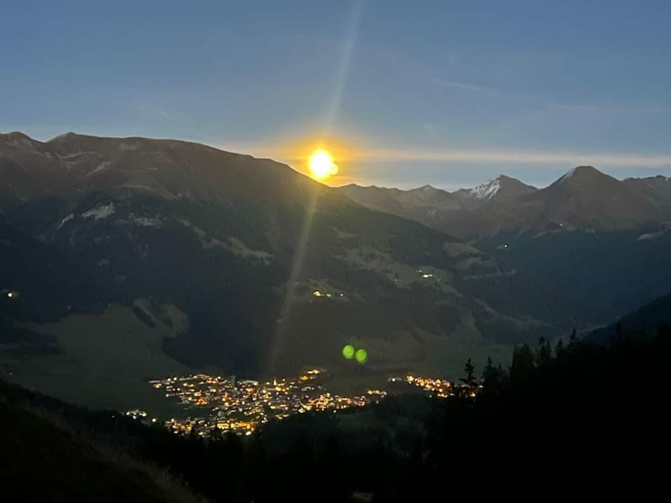 Vollmond hoch über Nauders im Südtirol.