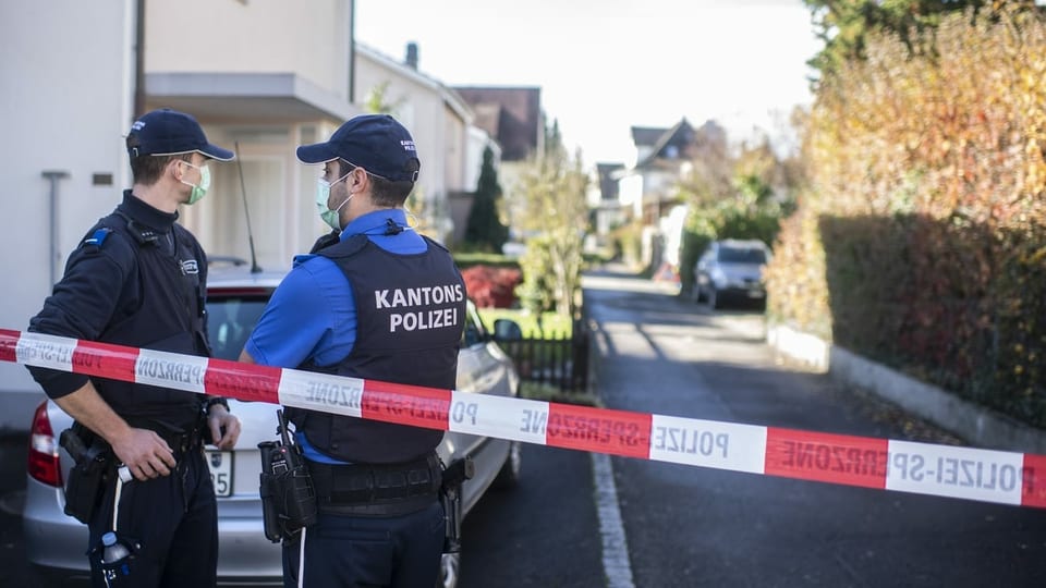dus policists stattan sper in auto, a sanestra è ina via