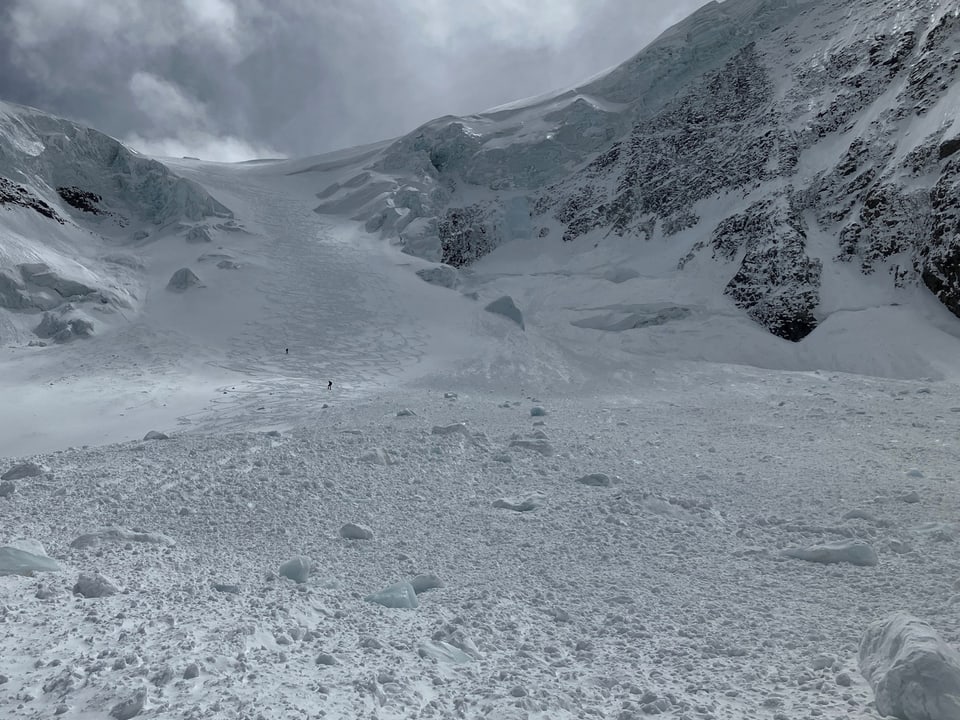 Am Sonntagmittag ist ein Skitourengänger im Diavolezzagebiet von einem Eisabbruch mitgerissen und verschüttet worden.