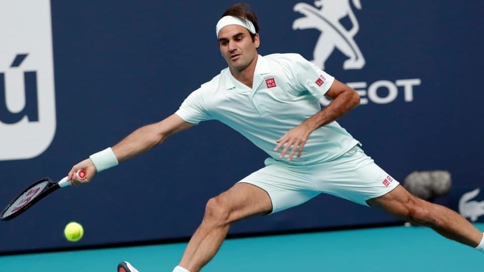 Roger Federer en acziun per in ball. 