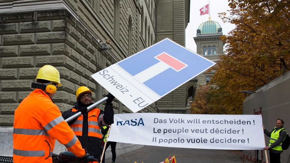 Umens cun tavlas a Berna.