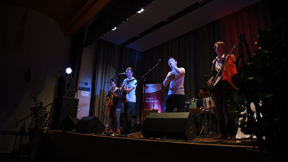 Giganto-Mattiu & band al «Da cumpagnia» a Cuira. Ina band sin in palc.