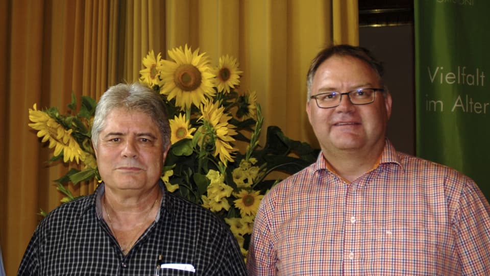 Silvio Albin (san.) e Curdin Casaulta (dre.) durant la festa da cumiau per Silvio Albin.