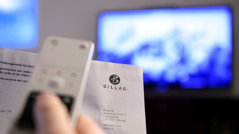 Persuna che guarda televisiun.