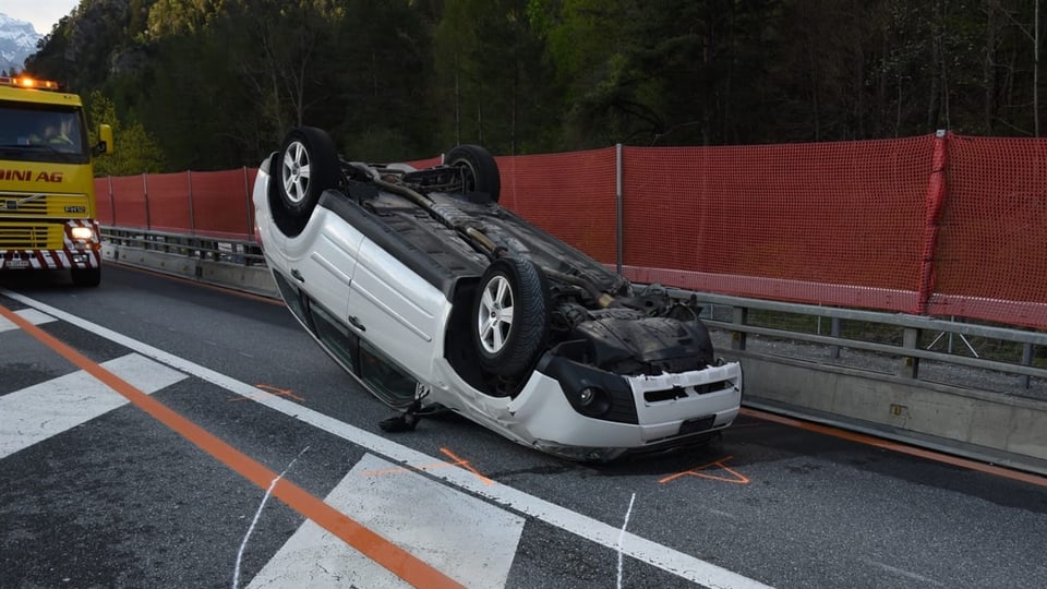 Foto da l'auto ch'è cupitgà sin il tetg suenter la collisiun