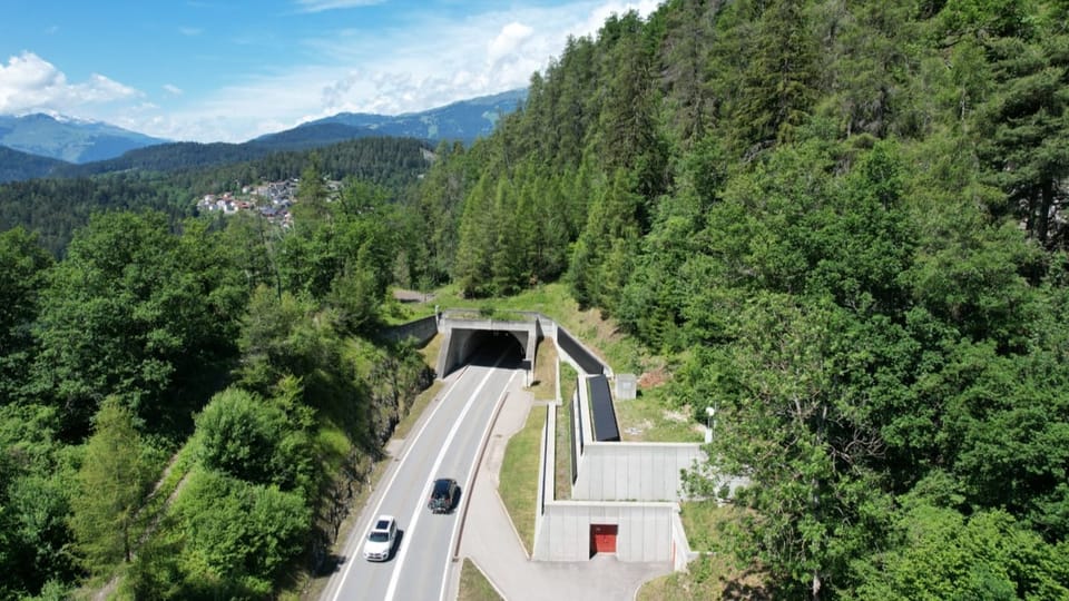 Il tunnel da Trin cun l'implant fotovoltaic