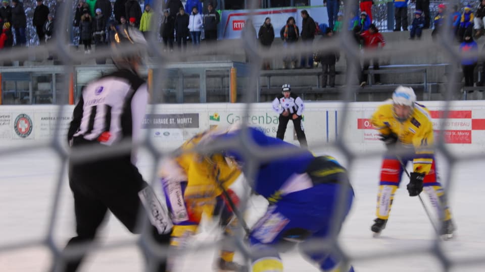 Gieu da hockey sin glatsch fotografà tras in'arait 
