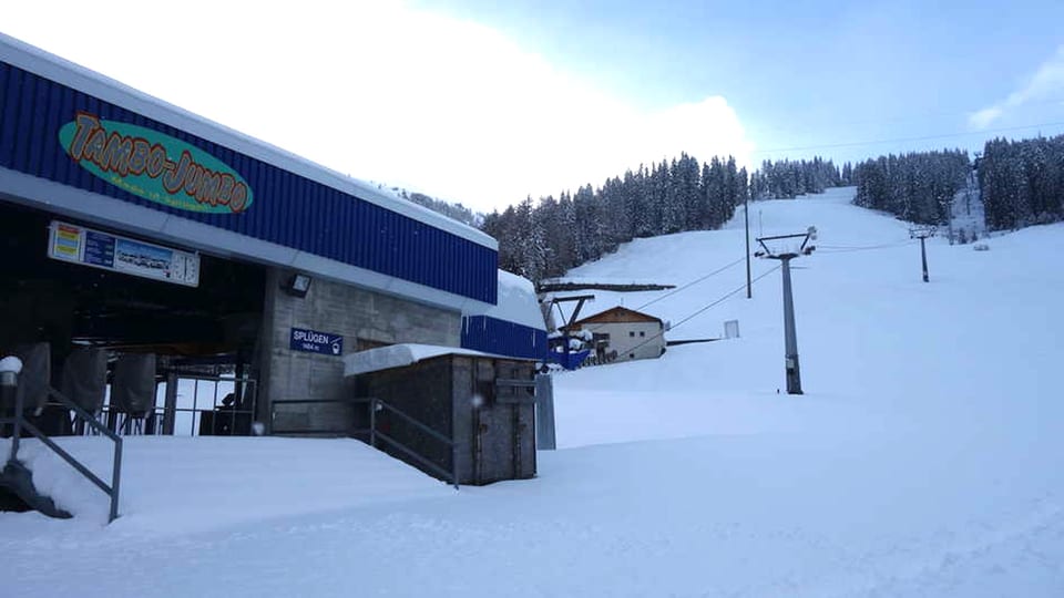 la stziun da val da Spleia Tambo en la naiv.