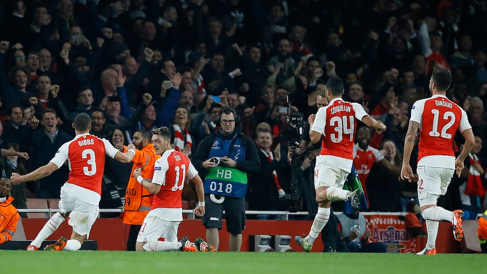 L'equipa d'Arsenal celebrescha in gol encunter Bayern München.
