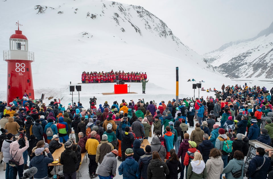 Dodo rockt mit Kindern aus Sedrun auf dem Oberalp. 