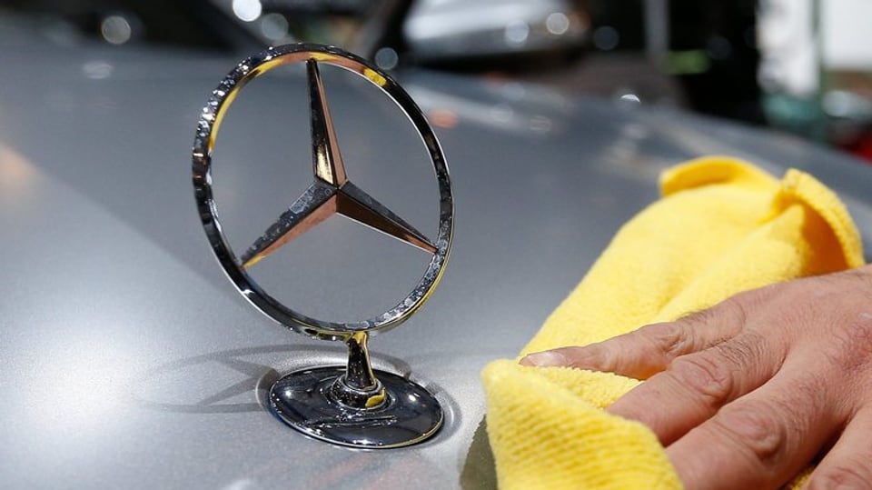 In auto da Mercedes vegn pulì.