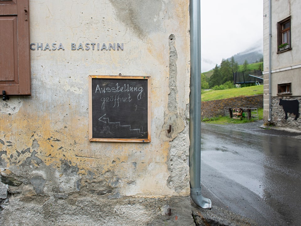 «Bastiann» è il pseudonim artistic da Schmid, in omagi ad in original trapassà dal vitg. Questa chasa visavi il hotel porscha spazi per exposiziuns d’art, ina biblioteca e biros per giasts che vulan lavurar.