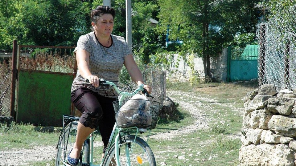 dunna cun velo e donaziuns