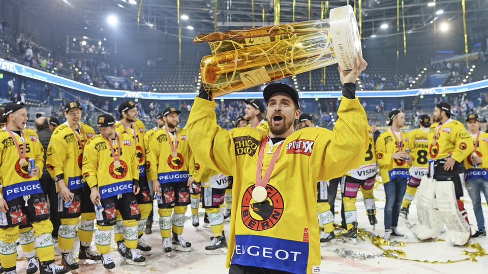 Mark Arcobello cun la trofea da campiun svizzer.