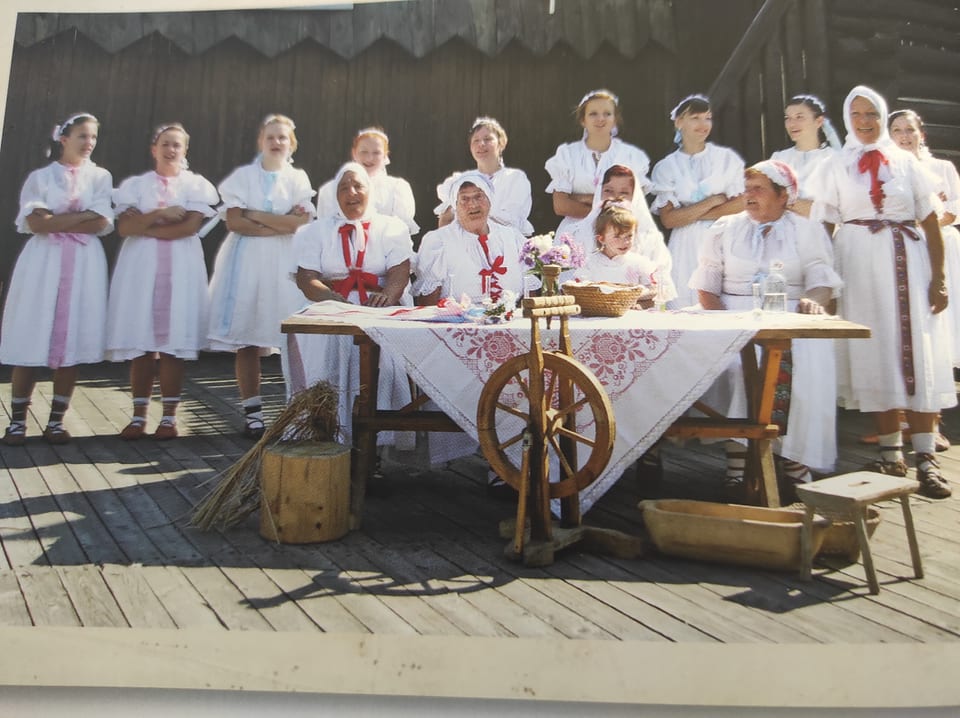 Ein Dutzend Frauen posieren in Slowakischer Tracht