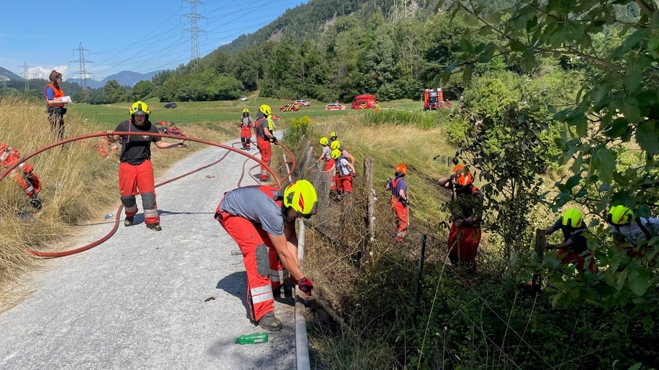 Rhäzüns: Feuerwehreinsatz wegen Flur- und Holzlagerbrand