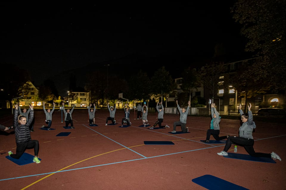 Las deputadas ed ils deputads sestgaudan cun in zic yoga. 