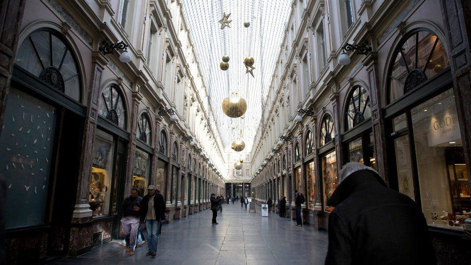 Persunas che van a cumprar en en il center da Brüssel.