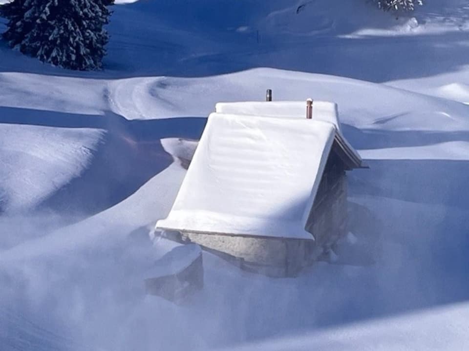 Eine Hütte im Winter, leicht verschleiert durch eine Nebelbank