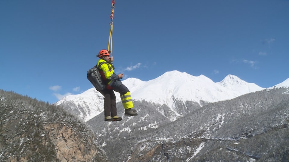 Gian Franco Kirchen pendì vi dad ina suga da helicopter en viadi tar il tumbin da la chombra d'aua.