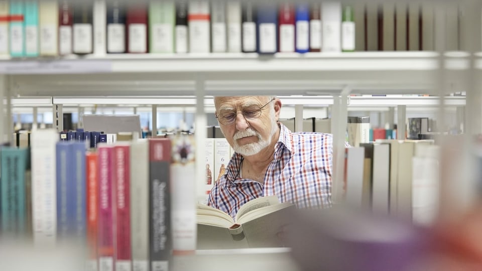 Um en ina biblioteca.