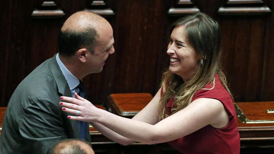 Alfano e Boschi che gratuleschan l'in a l'auter