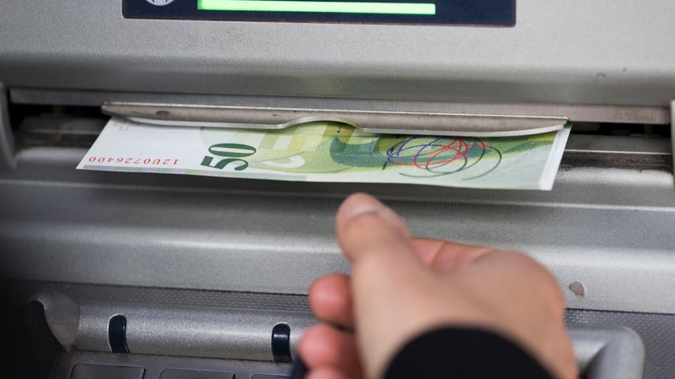 vista sin in automat da daners, i vegn ora ina nota da 50 fr.