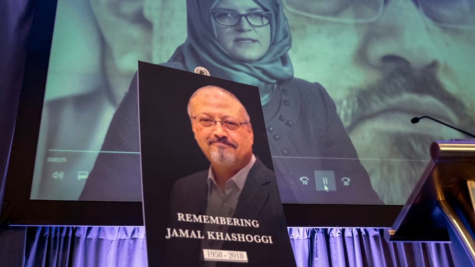 in placat cun ina fotografia en memoria dal schurnalist sparì