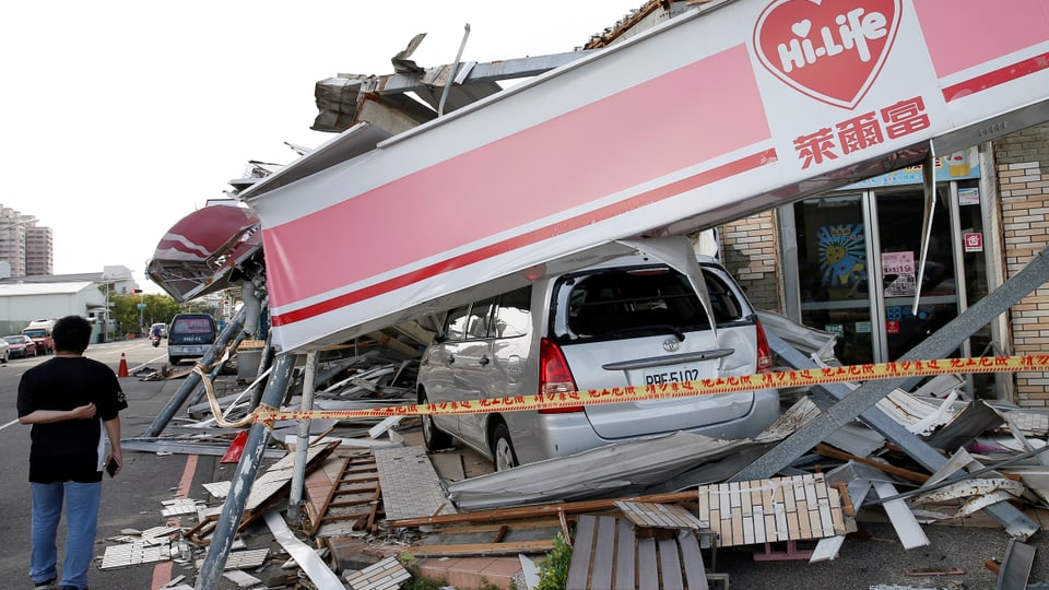 Auto sut ina chasa destruida.