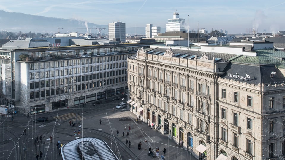 Las duas bancas grondas Crédit Suisse ed UBS sin il Paradeplatz a Turitg.