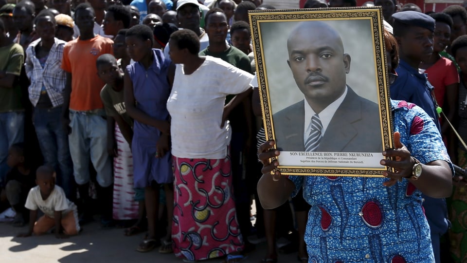 Persunas che mussan in purtret dal president dal Burundi
