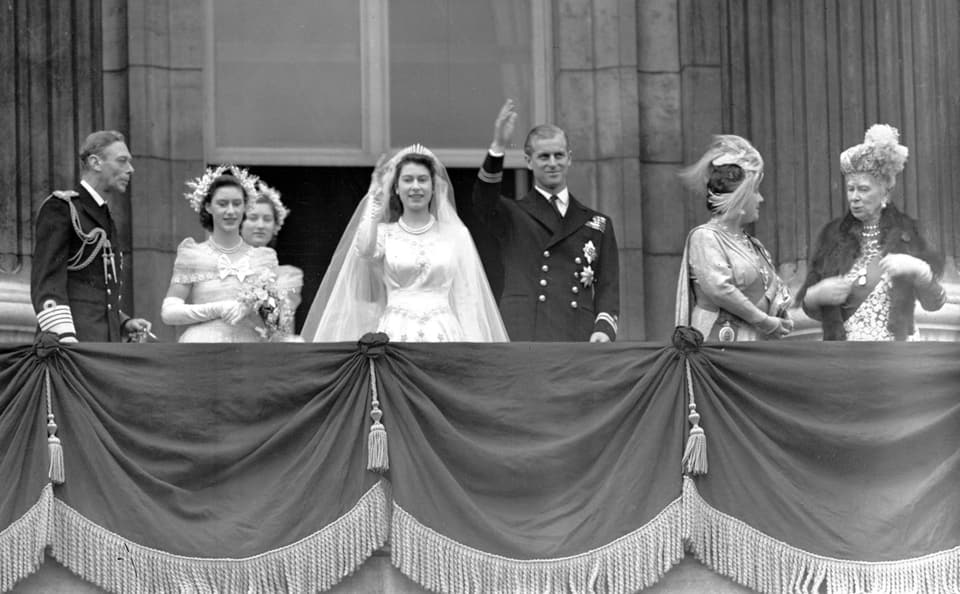 Elisabeth II e Philip sin in balcun.