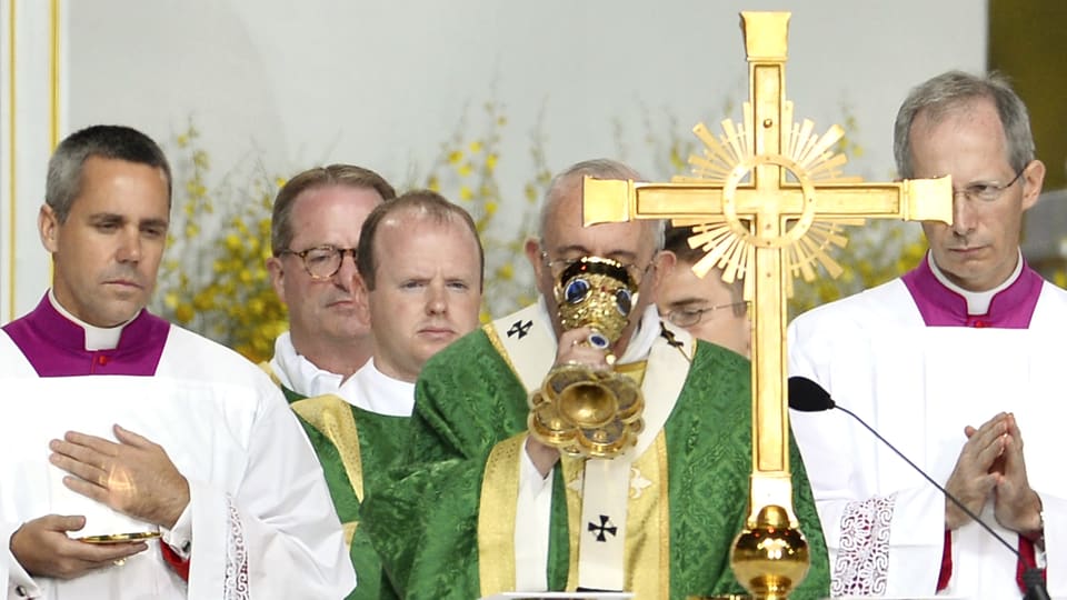 Il papa Francestg vi da beiber vin da messa duront ina messa igl onn 2015.