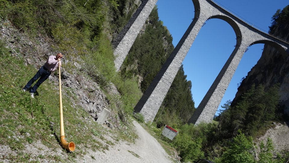 Suenter il viadi ha Thomas Kollegger, il manader da l'uffizi da vischnancas sunà la tiba davant il viaduct dal Landwasser.