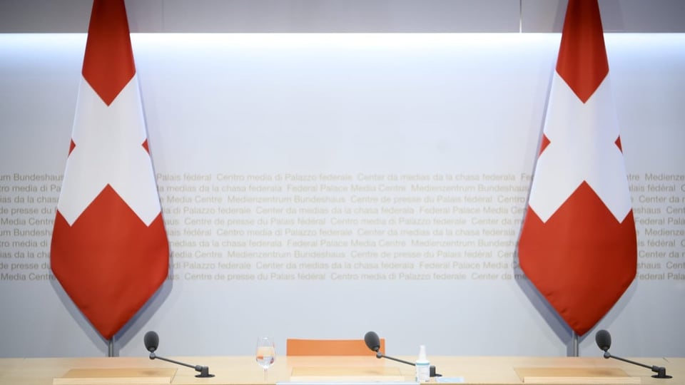 Bandieras svizras en la sala da confedernza dal center da medias a Berna.