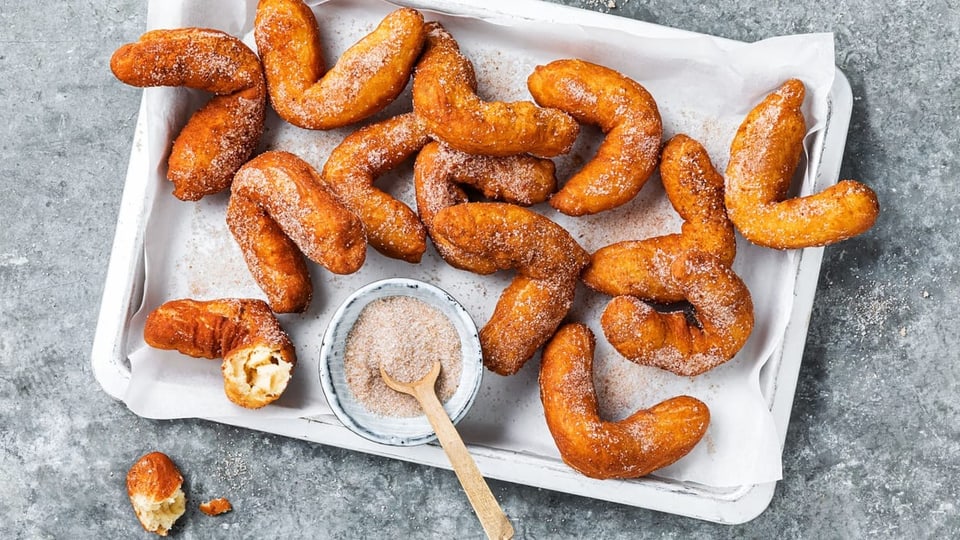 Rezept aus Graubünden: Strüzzels – süsses Hefegebäck mit Rosinen ...
