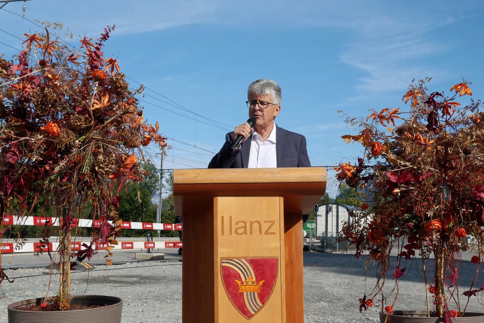 Marcus Beer hält eine Rede.