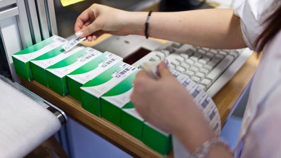 Ils mauns d'ina prsuna ch'etichetescha medicaments.