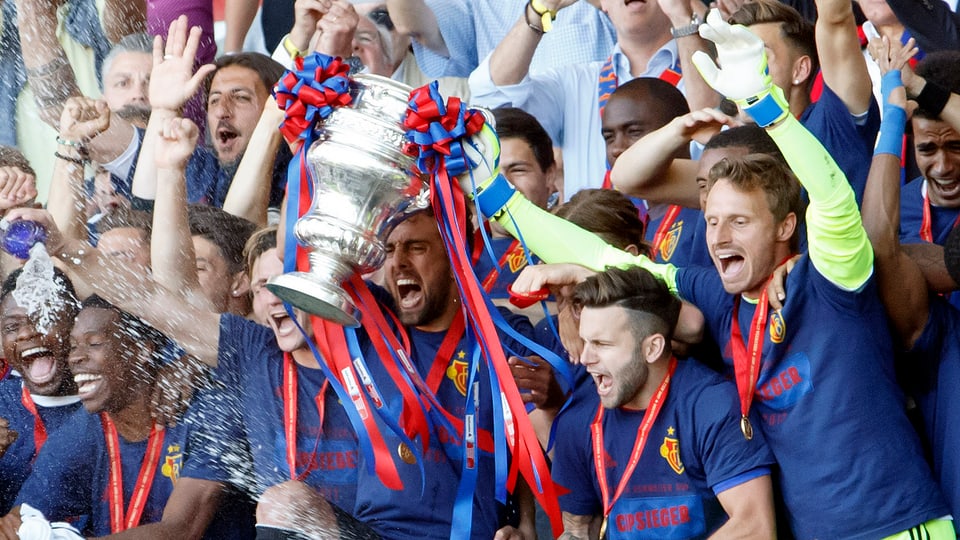 FC Basilea celebrescha victoria da la cuppa svizra da ballape.