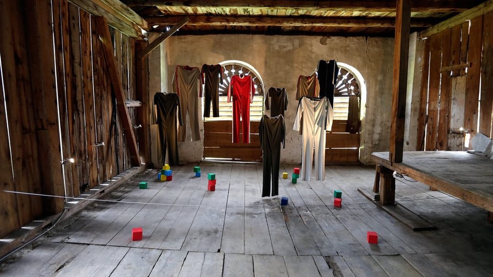 Installaziun da costums - Vista sin in'installaziun cun costums da teater.